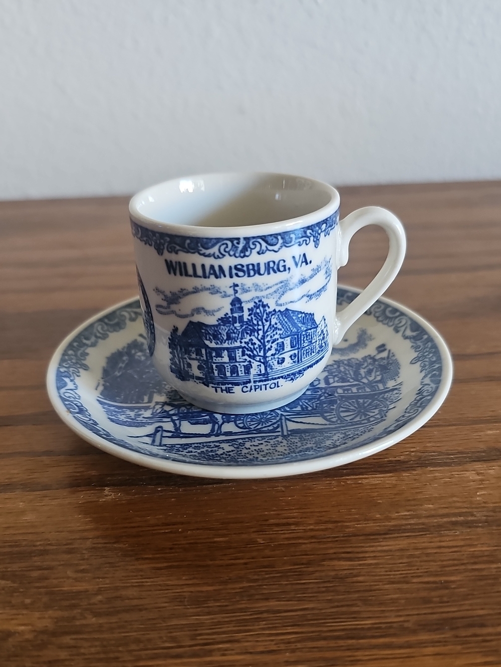Williamsburg VA Blue and White Souvenir Demitasse Cup & Saucer Tote 11